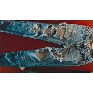 Distressed jeans💘